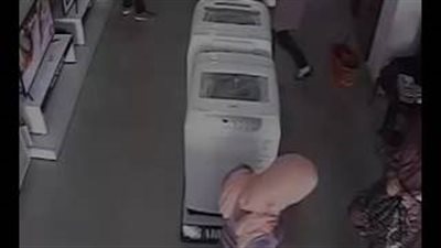 فتاة تسرق محمولا وتخفيه بمكان غريب.. الأعلى قراءة في «منوعات فيتو»