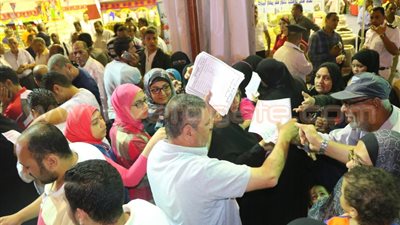 بالصور.. تزاحم مئات المواطنين على معرض «أهلا رمضان» ببورسعيد