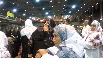 بالصور.. تجمهر 55 معتمرا ضد شركتي سياحة بمطار القاهرة