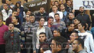 العشرات من طلاب 