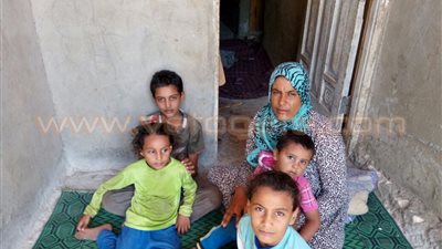 بالفيديو والصور.. زوجة «الضحية» عامل الحفر بقناة السويس الجديدة: مر أكثر من عام ونصف على وفاته.. «مفيش حد من المسئولين بيهتم بينا».. نعيش بمنزل غير آدمي.. تطالب بتوفير معاش شهري لت