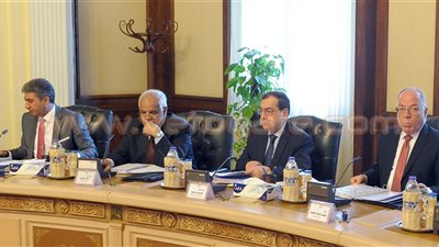 مجلس الوزراء يوافق على مشروع الموازنة العامة.. تخصيص 210 مليارات جنيه للدعم و228 مليارا للأجور.. الإيرادات المتوقعة 627 مليار والمصروفات 936 مليارا.. إجمالي الدين العام يصل إلى 2.9 تريليون جنيه