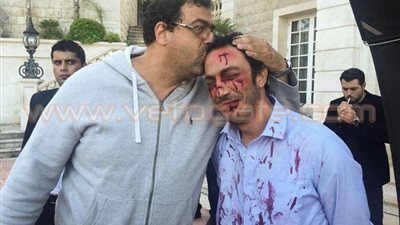 طارق لطفي يظهر بقميص مبلل بالدماء في «شهادة ميلاد»