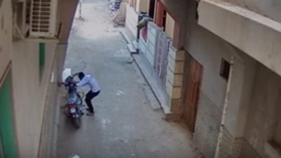 بالفيديو.. كاميرا مراقبة ترصد 3 شباب يسرقون موتوسيكلا بـ«أولاد صقر»