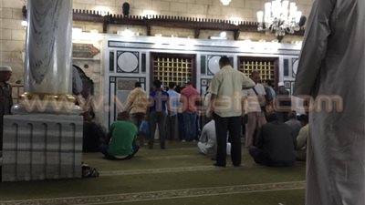 بالفيديو.. العشرات يحتفلون بعاشوراء بالتضرع أمام ضريح الحسين