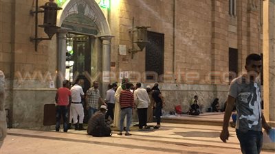 بالفيديو.. سيدة توزع الأطعمة أمام مسجد الحسين احتفالا بعاشوراء