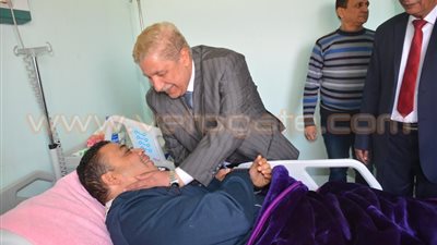 بالصور.. محافظ الإسماعيلية يطمئن على صحة مدير مكتب «النهار»