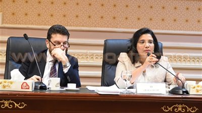 الحكومة تتجه إلى تطبيق «ضريبة القيمة المضافة» على خدمات الإنترنت.. 23% زيادة متوقعة في الأسعار.. شركات الاتصالات تهدد باللجوء للتحكيم الدولي.. و«ثورة الإنترنت»: «الناس مش هتسك