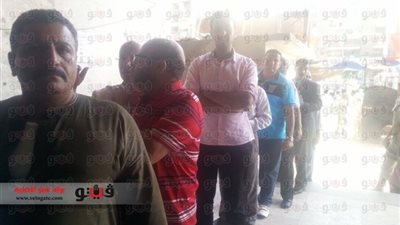 بالصور.. إقبال مكثف على اللجان في ساعات التصويت الأولى.. الإجازة تشجع الموظفين على الإدلاء بأصواتهم.. والسيدات يسيطرن على المشهد.. الجيش والشرطة يواصلان التأمين.. وحرارة الشمس لم تمنع ظهور طوابير