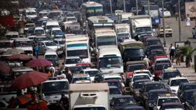 شلل مروري بكوبري أكتوبر نتيجة تصادم سيارتين