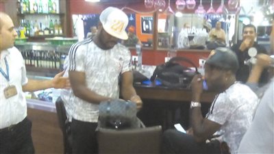 بالصور.. لاعبو الزمالك يصلون مطار القاهرة استعدادا للسفر إلى جنوب أفريقيا