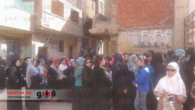 سيدة تجمع بطاقات الأهالي مقابل 200 جنيه لمنعهم من التصويت في الشرقية