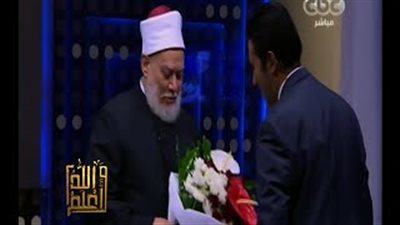 بالفيديو.. مذيع «CBC» يقدم «بوكيه ورد» لعلي جمعة بعد محاولة اغتياله