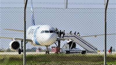 قائد الطائرة المختطفة: «طقم الضيافة صاحب الخاطف وقدم له مشروبات»