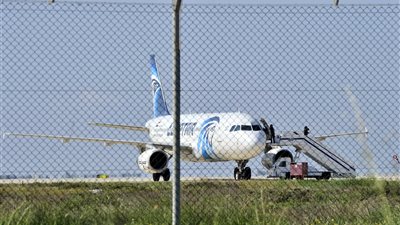 مساعد الطائرة المختطفة: خدعت الخاطف ونزلت من النافذة