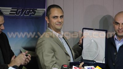 بالصور.. نقابة الطيارين تكرم طاقم الطائرة المخطوفة