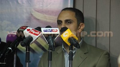 قائد الطائرة المحررة يكشف تفاصيل الاختطاف.. نجحنا في إنزال الركاب من الطائرة.. التقطنا الصور مع الخاطف وأرسلناها لكشف هويته.. خيرنا بين الهبوط بثلاثة مطارات.. والمساعد: نزلت من النافذة