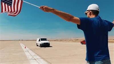 بالفيديو.. شاحنة فان تفوز على سيارتي «BMW ودودج»