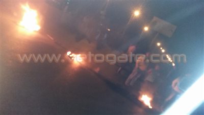بالصور.. الأهلي يقطعون الطريق لرفض مستشفى بالزقازيق نقل جثة متوفى