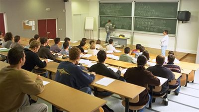 مدرسو بريطانيا يعتزمون الإضراب عن العمل لزيادة المرتبات والمعاشات