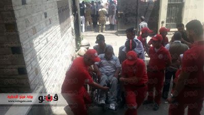 بالصور.. الهلال الأحمر يساعد المرضى على التصويت بلجان مدينة نصر