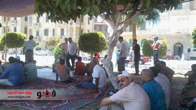 مسلمو الدقهلية يؤدون صلاة الجمعة أمام الكنائس وسط حراسة الأقباط