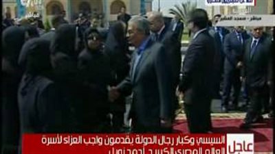 بالفيديو.. عمرو موسى يقدم واجب العزاء لأسرة زويل