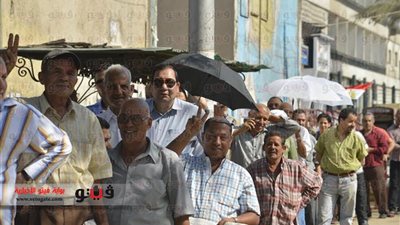 بالصور.. الشماسي وسيلة الناخبين بالدقهلية للحماية من حرارة الشمس