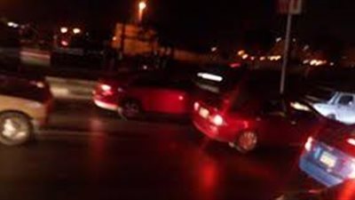 توقف حركة المرور بسبب تصادم سيارتين أعلى كوبري أكتوبر