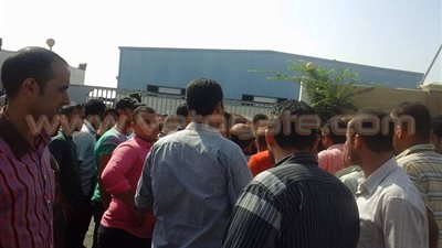 بالصور.. غضب 1400 عامل بسبب غلق مصنع في «العاشر من رمضان»