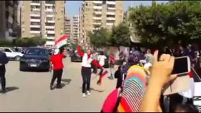 بالفيديو.. فتاة تشعل لجان مدينة نصر بالرقص على «تسلم الأيادي»