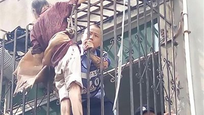 شاهد.. شرطي ينقذ عجوزا بمسك خصره 30 دقيقة بعد سقوطه من نافذة