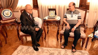 بالصور.. «مميش» يستقبل نجل عالم المخطوطات نصر الله مبشر الطرازي