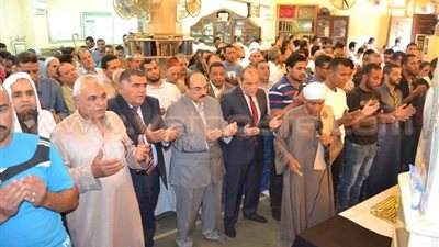 بالصور.. محافظ القليوبية يشارك في تشييع جثمان «شهيد العريش»