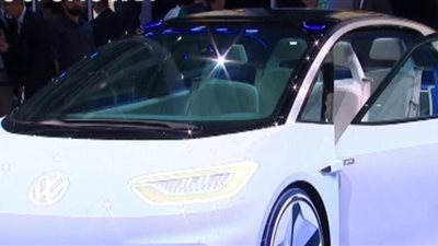 بالفيديو.. ارتفاع عدد السيارات الكهربائية المشاركة في معرض باريس