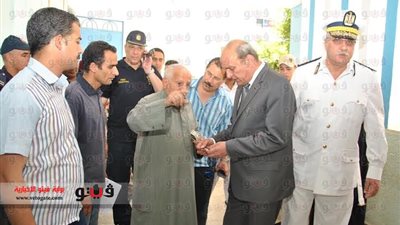 بالصور.. طنطاوى يتفقد اللجان الانتخابية بمطروح