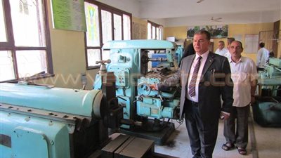 وكيل «تعليم الفيوم» يكرم طالبتين ومعلمة لاجتهادهم