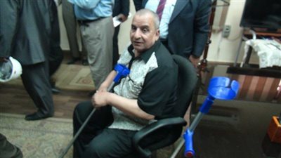 نائب يلتقي الشرقاوي رغم ساقه المكسورة لتحذيره من المتاجرة بالعمال