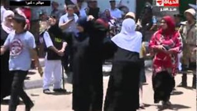 بالفيديو.. سيدات يرقصن ويؤدين التحية العسكرية أمام اللجان