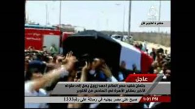 بالفيديو.. لحظة خروج جثمان أحمد زويل من سيارة الإسعاف