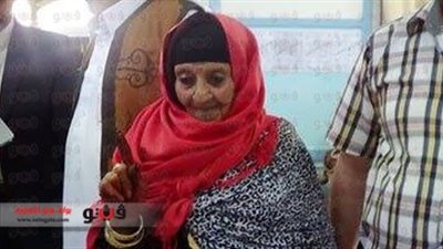 بالصورة..سيدة عمرها 107 عام تدلي بصوتها في الانتخابات الرئاسية