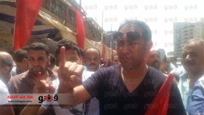 بالفيديو والصور.. «عمرو مصطفى» محمول على الأعناق أمام لجان مدينة نصر