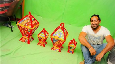 جعفر حسني شاب برع في صناعة فوانيس رمضان بـ«نكهة مصرية»