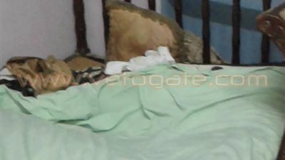 بالفيديو.. ربة منزل تقيد نجلها في السرير وتخنقه بكابل الإنترنت لتعديه عليها بالضرب.. المتهمة: «كان يتعاطى المخدرات في المنزل ويسرق مصروف البيت فتخلصت منه».. وجيران القتيل يسردون كواليس الحاد