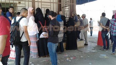 بالصور.. إقبال محدود من طلاب الدبلومات على منفذ سحب استمارات القدرات