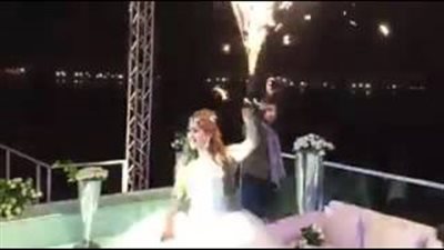 بالفيديو.. عروس تشعل حفل زفافها بالرقص بالألعاب النارية