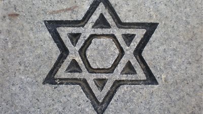 حقيقة اكتشاف النجمة السداسية بأحد معابد أسوان.. «عبدالمحسن»: موجودة قبل اليهودية والعثمانيون استخدموها راية للقوات البحرية.. منتشرة كنوع من الزخارف في كل حضارات العالم.. و«ريحان» ي