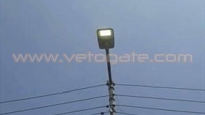 كشافات الإنارة مضاءة نهارا بشوارع كفر صقر