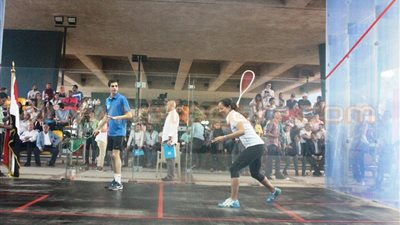 بالفيديو والصور.. مباراة إسكواش استعراضية بين مروان الشوربجي ونور الشربيني