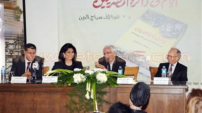 بالصور.. عواطف سراج الدين تحتفل بتوقيع «أيام في ذاكرة المصريين»